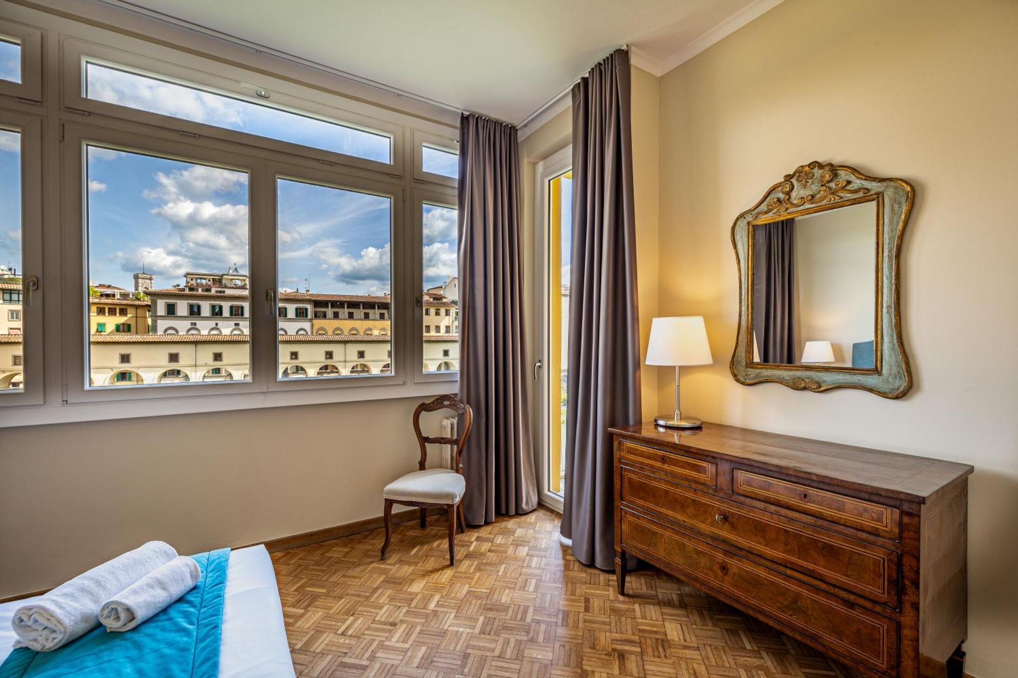 Yd Balcony On Pontevecchio View Florencia