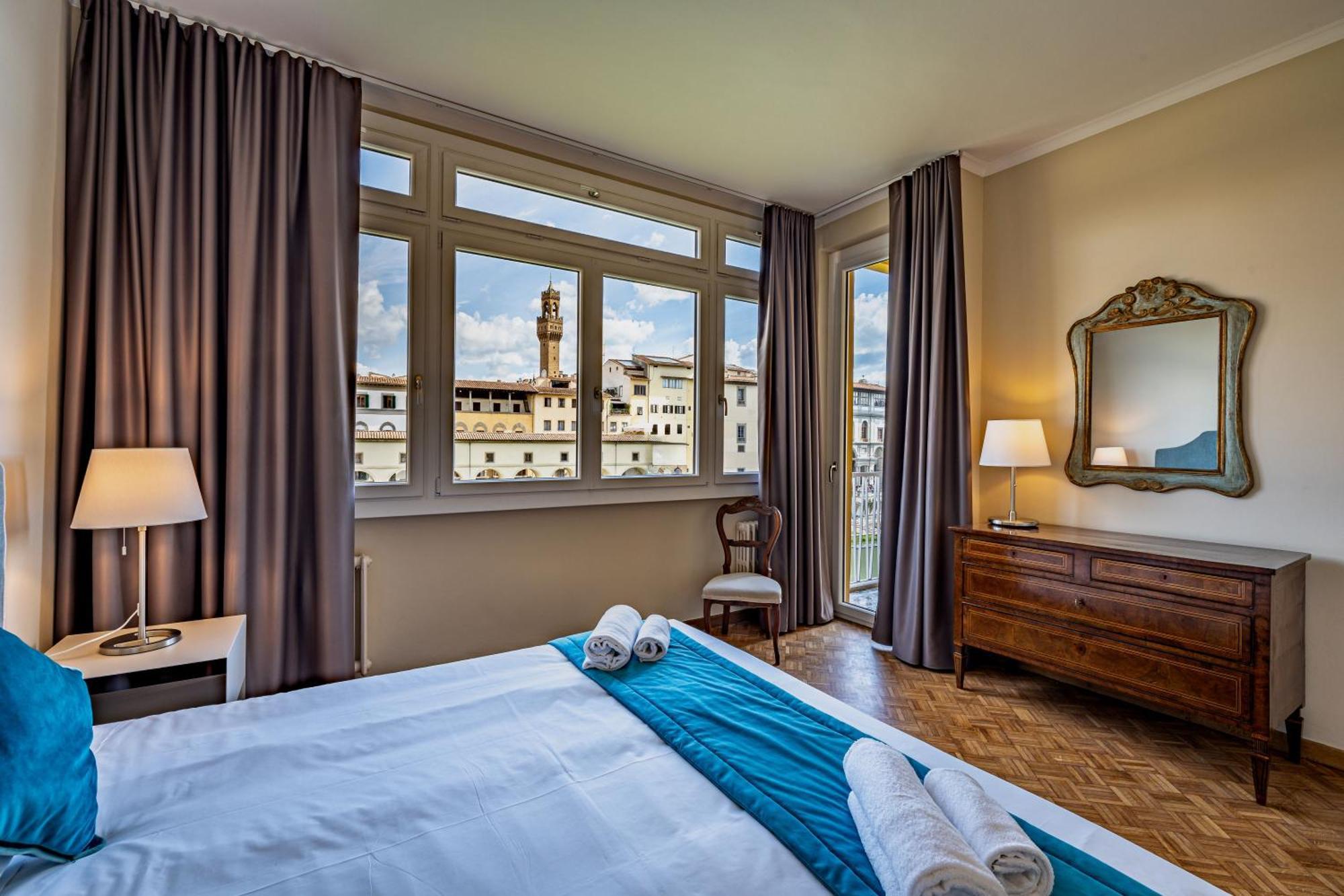 Yd Balcony On Pontevecchio View Florencia