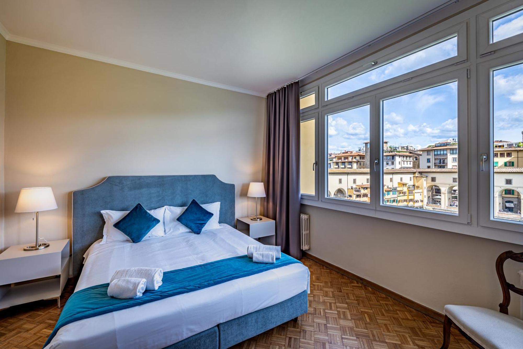 Yd Balcony On Pontevecchio View Florencia